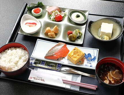 エビフライをメインとする揚げ物とスープ、ライス
