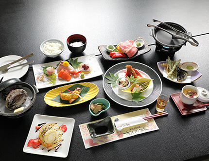 天ぷらや新鮮なお造りなど、豪華なお膳がテーブルいっぱいに並ぶ