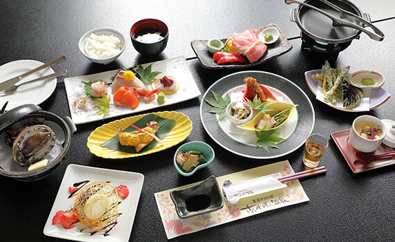 お肉料理や新鮮なお造りなど、豪華なお膳がテーブルいっぱいに並ぶ